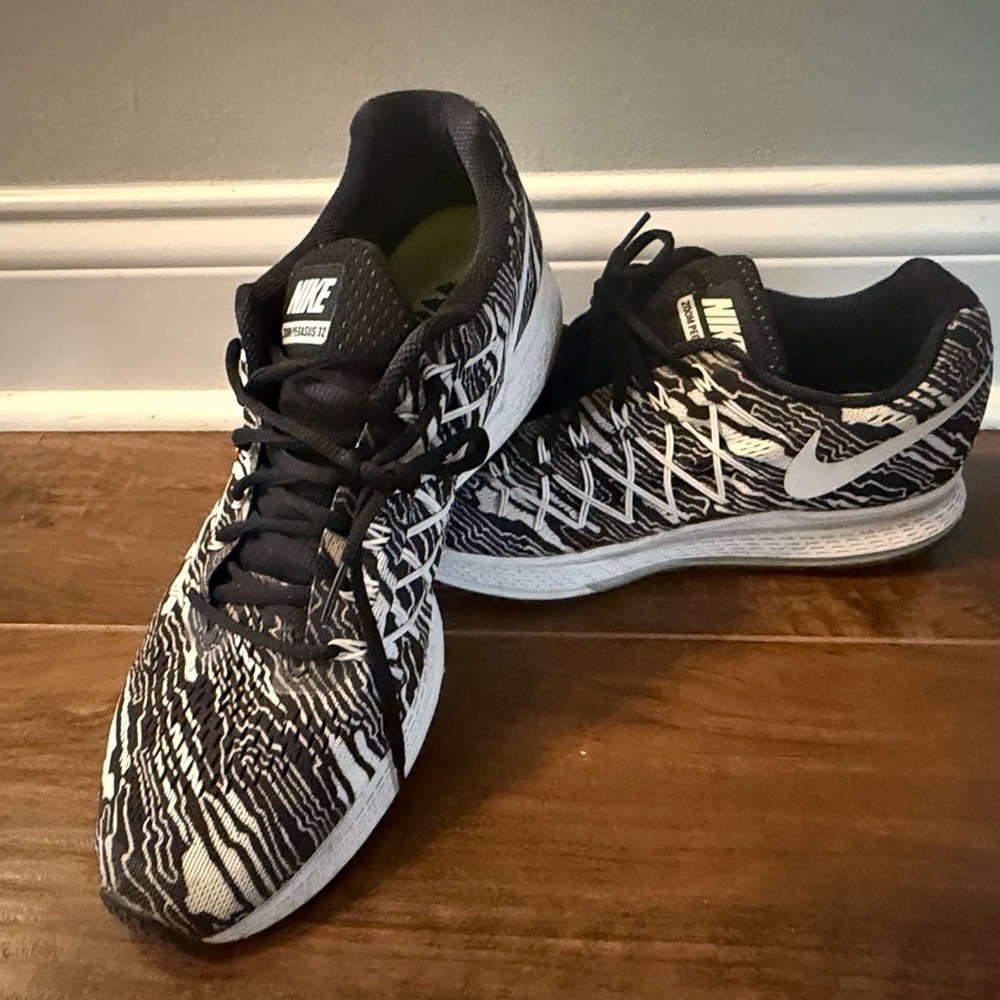 Nike Men's Black and White Running Shoes
